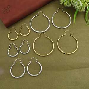 Boucles d'oreilles créoles classiques dorées et argentées, grandes créoles texturées, boucles d'oreilles tendance pour femmes - Product Image 1