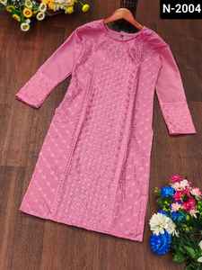 Top de algodón flameado Premium de Ropa Étnica india con hermoso trabajo Chikankari listo para usar Kurtis elegantes con tallas grandes para mujer - Product Image 2