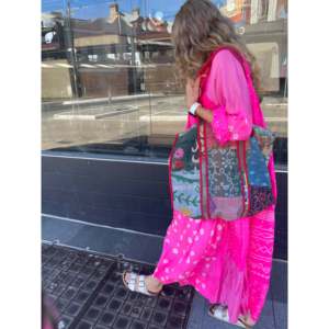 Vestido Jodhpur 46 Estilo Vintage de Seda con Estampado Bandhani, Cuello Redondo, Manga Larga, Silueta Túnica, Cintura Imperio, Tela de Chifón Translúcida - Product Image 6