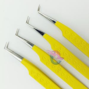 Pinzas de pestañas de 90 grados delgadas de acero inoxidable con mango de corazón de Color amarillo con logotipo personalizado para un agarre perfecto - Product Image 2