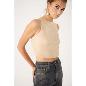Top Corto Informal con Cuello Halter y Logotipo Frontal - Product Image 2