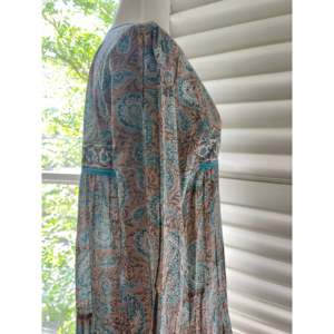 Vestido Maxi de Ganchillo Transpirable - Estilo Casual Elegante Paisley Oceánico con Decoraciones Huecas Drapeadas, Tallas XS-3X para Días de Ocio - Product Image 5