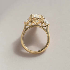 Anillo de Compromiso Zenvorae con Tres Diamantes Cultivados en Laboratorio, Color Amarillo Pera, Certificado IGI, 5.47 CT, Corte Excelente - Product Image 3