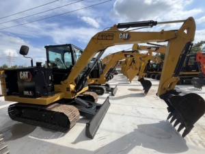 Excavadora compacta usada Caterpillar 305.5 de 5.5 toneladas para sitios de trabajo estrechos. - Product Image 2