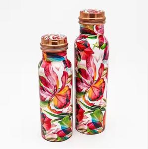 Bouteille d'eau en cuivre imprimée d'autocollant floral antique disponible avec des tailles personnalisées bouteille de prestations de santé disponible pour la vente - Product Image 5