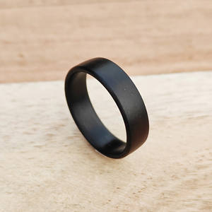 Bague de mariage ronde en bois pour femmes élégantes Bague de fiançailles à la mode conçue par des artisans Bijoux en bois prêts pour les fêtes - Product Image 3