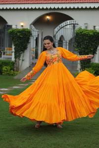 Vestido de color naranja con estilo Navratri especial de alta demanda en tela de rayón con trabajo de Kutchi Gamthi para mujeres indias - Product Image 3