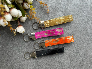 Nuevo pelo metálico hecho a mano Real en cuero de piel oculta lindos colores del arco iris muñequeras westerns elegante Multi moderno llaveros - Product Image 2