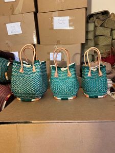 Panier de courses extra large en raphia rayé coloré de Madagascar, sac de plage en paille naturelle avec poignées et fermeture à cordon - Product Image 2