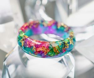 พบกับเครื่องประดับกำไลข้อมืออะคริลิคเรซิ่นสำหรับผู้หญิงสร้อยข้อมืออะคริลิคหลากสีแวววาว - Product Image 6