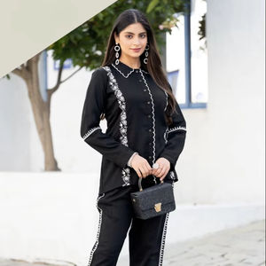 Ensemble de 2 pièces en viscose avec boutons brodés et tissu satiné à séchage rapide, parfait pour les filles de collage et de bureau - Product Image 1