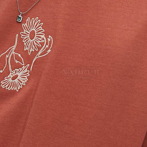 Camiseta bordada con logotipo personalizado para hombre hecha de tela de algodón suave, camiseta bordada de verano para hombre con peso ligero - Product Image 4