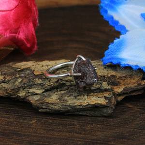 Anillo de Plata de Ley 92.5 Hecho a Mano de 3.86 Gramos con Turmalina Natural en Bruto, Estilo Hip Hop, Chapado en Rodio, Joyería Fina con Bisel - Product Image 2