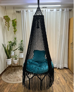 Chaise hamac bohème en macramé fabriquée à la main par The Top Knott en coton doux, construction solide et sièges confortables - Product Image 1