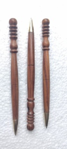 Bolígrafos de madera tallados a mano hechos a medida de madera sheesham ideales para promociones y obsequios - Product Image 3