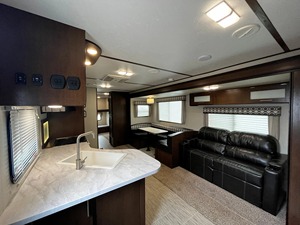 Remolque de Viaje Móvil para Exteriores, Modelo Avenger 32RBS 2024, Ligero, Expandible, Mini, Moderno, Color Blanco, 11,111 Libras - Product Image 2