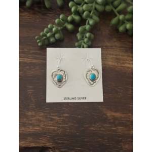 Boucles d'oreilles pendantes en turquoise de Kingman et argent sterling, faites à la main par des artisans Navajo, design cœur - Product Image 1