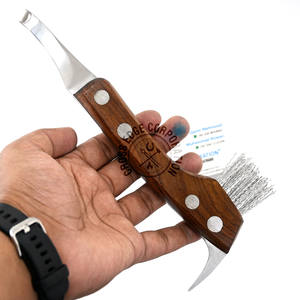 Best Seller Farrier Tool 3-In-1 Herramienta de cuidado de pezuñas Recortar pezuñas con cuchillo de hoja afilada y recoger con cepillo de alambre de acero inoxidable. - Product Image 1