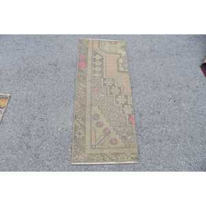 พรมวินเทจตุรกีขนาดเล็ก 1.5x3.7 ฟุต สีน้ำตาลชมพูลายจุด - Product Image 1