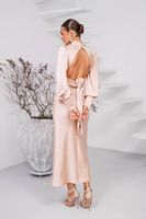 Robe midi en satin de pêche pour les invités de mariage avec dos ouvert, robe élégante à manches longues et col haut, tenue chic et formelle pour femmes