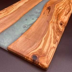Tabla de cortar epoxi de resina y madera de olivo artesanal, tabla de cortar de cocina de madera natural colorida hecha a mano de tamaño personalizado - Product Image 6