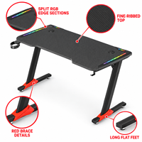 Bureau de jeu moderne avec plateau de 1400 x 600 mm, panneau E0 de 18 mm et détails de renforts rouges pour usage professionnel
