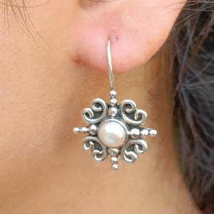 Pendientes Colgantes de Perlas de Agua Dulce Plateadas Hechos a Mano con Diseño Floral, Joyería de Perlas, Regalo Nupcial para Ella - Product Image 6