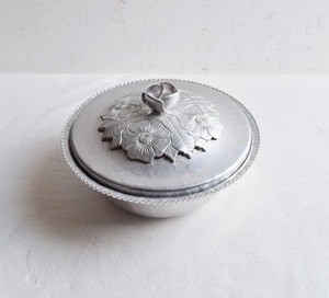 Cacerola de Acero Inoxidable con Relieve Floral y Acabado Plateado con Tapa Decorativa, Perfecta para Servir Comida Caliente y para Uso en la Mesa de Comedor - Product Image 4