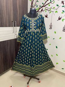 ชุดเดรส Anarkali ผ้าเรยอนเนื้อดี ดีไซน์ล่าสุดจาก FABZONE พร้อมลายพิมพ์สีทอง สำหรับโอกาสพิเศษ เสื้อผ้าอินเดียและปากีสถาน - Product Image 4