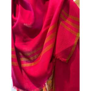 Pashmina Larga en Color Fucsia para Invierno y Primavera, Elegante y Larga - Product Image 2