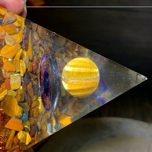 Outil de méditation d'orgone nubien fait à la main en gros boule d'oeil de tigre Chakra Orgonite pyramide énergie pierre semi-précieuse artisanat - Product Image 2
