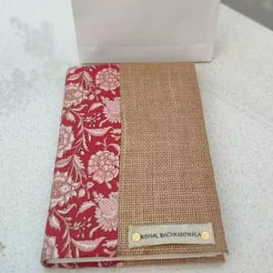 Sac cadeau en papier personnalisé en gros avec étiquette comprenant une toile de jute personnalisée et un cahier en tissu floral - Product Image 5