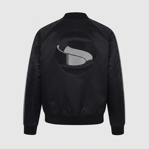 Blouson de baseball décontracté noir en satin pour homme avec col montant brodé, style universitaire et universitaire, vente en gros - Product Image 4