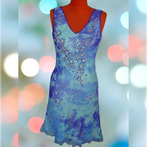 ชุดราตรีออกแบบโดยดีไซเนอร์ของผู้หญิงชุดเดรสสีฟ้ามัดย้อมประดับด้วยลูกปัดผ้าชีฟองยาวถึงเข่าสไตล์ปาร์ตี้ทรงเอจากธรรมชาติ - Product Image 1