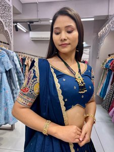 Lahenga choli moderne en soie de beurre lourd pour adultes robe traditionnelle indienne magnifiquement brodée pour femmes - Product Image 3