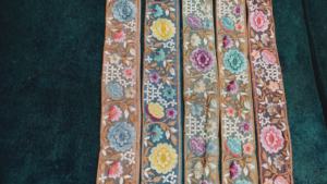 Dentelle brodée florale colorée élégante pour la mode, la décoration intérieure et les projets d'artisanat - Product Image 2