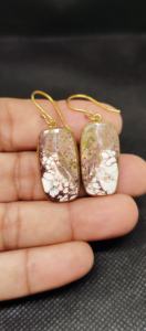 ต่างหูทรงสี่เหลี่ยมผืนผ้าทำจากหินโฮไวล์ท สไตล์วินเทจ ชุบทองบนทองเหลือง รูปทรงสี่เหลี่ยมผืนผ้า เหมาะสำหรับงานแต่งงาน เครื่องประดับคุณภาพสำหรับผู้หญิง - Product Image 4