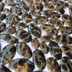 Cabujón verde de piedras preciosas sueltas de jaspe Cobra negro Natural de alta calidad para la fabricación de joyas, precio al por mayor del proveedor de la India - Product Image 1