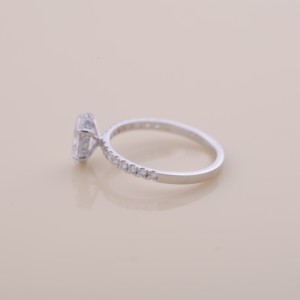 แหวนเพชรทรงรีเพาะเลี้ยงในห้องปฏิบัติการ ได้รับการรับรองจาก IGI พร้อมวงแหวนแบบซ่อน Halo และแถบ Pavé บนตัวเรือนทองคำขาว/โรสโกลด์/เหลือง 14K สำหรับงานหมั้นและงานแต่งงาน - Product Image 3