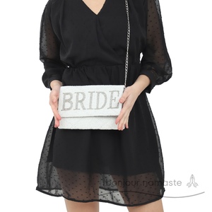 Pochette da sposa bianca artigianale con ricami floreali astratti in perline argentate e chiusura magnetica |   Boutique per Matrimoni - Product Image 4