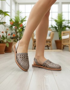 Sandales plates tissées pour femmes, à découpes, avec bride arrière, bout fermé, à enfiler, style été, respirantes, couleur unie, tendance mode, en cuir véritable - Product Image 4