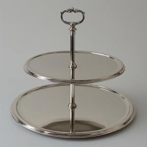 Support de gâteau en métal fini laiton antique fabriqué à la main avec bord ornemental parfaitement conçu pour les banquets et les célébrations haut de gamme - Product Image 4