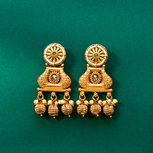 Boucle d'oreille en laiton classique antique avec exportateur de bijoux de mode plaqué or mat en Inde - Product Image 1