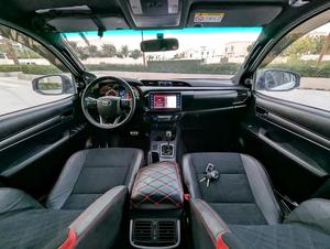 Elegante Toyota Hilux GR Sport 2023 con motor diésel de cuatro cilindros turboalimentado de 2.8 litros - Product Image 5