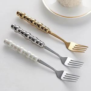 Ensemble de couverts élégant avec manche en perles blanches, têtes argentées, idéal pour les fêtes à domicile, les hôtels, les repas et les coffrets cadeaux spéciaux - Product Image 5