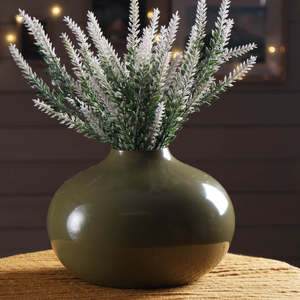 Jarrón Decorativo Moderno de Metal con Líneas Minimalistas y Superficie Pulida para un Ambiente Sofisticado en el Hogar y la Oficina - Product Image 4