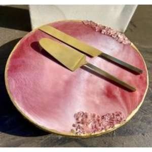 Elegante soporte para pasteles de resina con una construcción ligera y resistente, perfecto para presentar pasteles de alta calidad en fiestas de eventos - Product Image 3