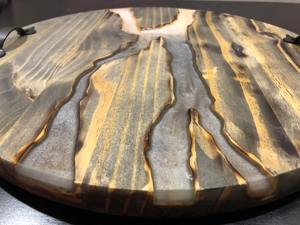 Planche en résine et bois faite à la main, idéale pour le fromage, les fruits, le pain, les amuse-gueules et comme cadeau pour un déménagement ou des occasions spéciales - Product Image 6