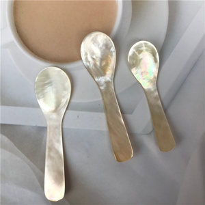 Cuillère à caviar de luxe fabriquée à partir de couverts faits à la main en nacre pour restaurants haut de gamme et cuisines gastronomiques - Product Image 2