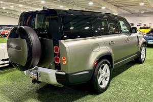 PRÊT À EXPÉDIER - VÉHICULE D'OCCASION CONDUITE À GAUCHE |   Conduite à droite |   DEFENDER 130 SE TURBO 6 CYLINDRES AWD 3ÈMES RANGÉES DE SIÈGES 2023 - Product Image 2